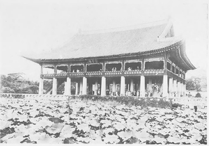 300px-Gyeongbokgung_Gyeonghoeru_1906.png